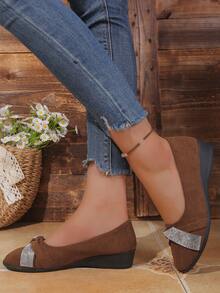 女款素色仿麂皮楔形高跟鞋，鑲鑽交叉綁帶裝飾，圓頭低鞋口，優雅溫柔風格，適合約會／輕便聚會，精緻吸睛鞋款 - 棕色 - 查看 4