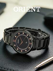 Orient 这款女士腕表采用全黑陶瓷钢表带，搭配镶钻表盘和玫瑰金指针，尽显奢华优雅，质感出众。腕表搭载精准的石英机芯，防水耐用，适合日常通勤、约会等多种场合佩戴。 - 黑色 - 查看 2