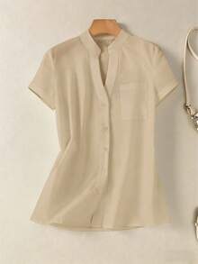 Camisa de mujer de unicolor con cuello en V y botones - Blusa casual y elegante de manga corta con detalle de bolsillo, adecuada para vacaciones, viajes y uso diario, artículo esencial para primavera y verano - Marrón - Ver 3