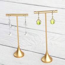Giá trưng bày trang sức vàng, kệ trưng bày bằng kim loại, giá đựng bông tai, kệ lưu trữ và trưng bày trang sức, thích hợp cho đồng hồ, bông tai, kẹp tóc, dây chuyền và vòng tay. Có thể dùng để đựng các vật dụng cần thiết hàng ngày, là lựa chọn quà tặng hoàn hảo cho Ngày Valentine, Lễ Tạ ơn và Giáng sinh. - Vàng - Xem 3