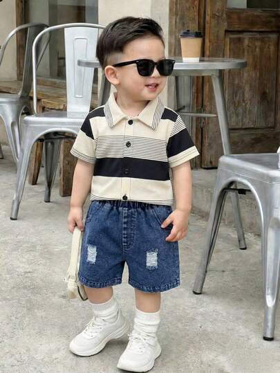 两件套幼儿男童休闲撞色条纹短袖Polo衫+做旧牛仔短裤套装，时尚百搭，适合日常穿着、外出、街头风，春夏皆宜。