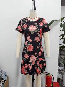 新款春夏时尚数码印花连衣裙，牛奶丝面料，夏季凉爽舒适，适合约会、拍照、跳舞、派对、购物、度假等场合。浪漫玫瑰印花，荷叶边下摆，短款设计，透气性好，修身显瘦，百搭清新，尽显优雅气质。黑色 - 黑色 - 查看 5