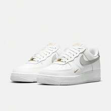 Nike 女款 WMNS AIR FORCE 1 07 ESS 休闲运动鞋，低帮 CZ0270-106 - 白色 - 查看 5