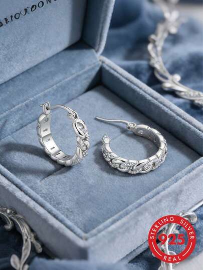 1 Đôi bông tai bạc sterling 925 nguyên chất dạng vòng xoắn, đính đá Cubic Zirconia lấp lánh, thiết kế hình thoi trang nhã, vòng mạ bạc không gây dị ứng, nhẹ và thoải mái khi đeo cả ngày, khóa gập, thích hợp làm quà tặng cho đám cưới, kỷ niệm, Ngày Valentine, Ngày của Mẹ, sinh nhật để nâng tầm vẻ ngoài hàng ngày và buổi tối với trang sức bạc vượt thời gian.