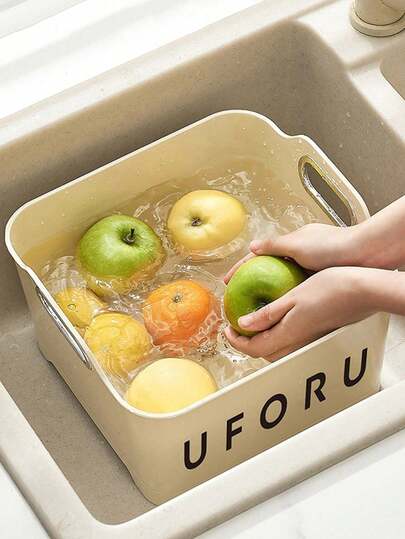 Rổ lọc nhà bếp màu kem có tay cầm tiện dụng, thích hợp để rửa rau củ quả, vo gạo và đựng dụng cụ nhà bếp, thiết thực và trang nhã.
