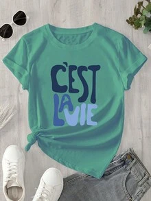 Camiseta Feminina 100% com Estampa Gráfica - "C'est La Vie" Manga Curta Gola Redonda Top Casual, Branca com Letras Azuis, Modelagem Regular para Primavera e Verão, Camisetas Femininas, Camiseta de Textura Macia, Tecido Respirável, Top para o Dia a Dia, Estilo Relaxado, Camiseta Leve, Camiseta - Verde - Visão 5