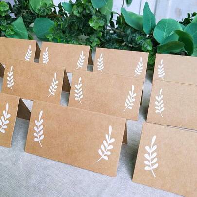 100/50pcs Brown Leaf Place Cards, Kraft Paper Printed Pattern Wedding Table Number Cards, Floral Gift Message Cards, Dining Table Number Plates, Holiday Party Decor, Room Decor, Banquet Party Supplies, Wedding Dinner Table Seating Cards
