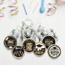 90 miếng/10 bộ Hình dán tròn nhỏ màu đen và vàng chủ đề tốt nghiệp - Nhãn dán chúc mừng tốt nghiệp năm 2026 cho sôcôla - Nhãn dán kẹo tốt nghiệp năm 2026, nhãn dán bao bì quà tặng. - Xem 6