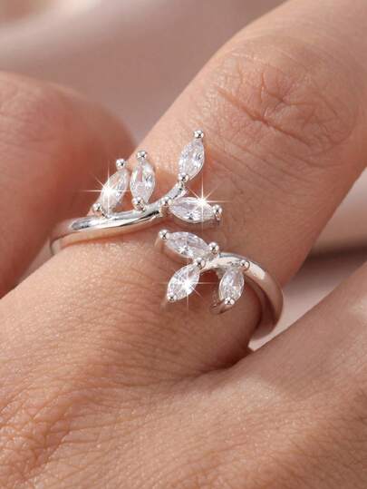 1 chiếc nhẫn bạc đính đá hình lá nho, kiểu dáng độc đáo, tối giản và thanh lịch, phù hợp cho phụ nữ công sở và đeo hàng ngày.