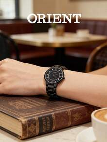 Orient 这款女士腕表采用全黑陶瓷钢表带，搭配镶钻表盘和玫瑰金指针，尽显奢华优雅，质感出众。腕表搭载精准的石英机芯，防水耐用，适合日常通勤、约会等多种场合佩戴。 - 黑色 - 查看 4