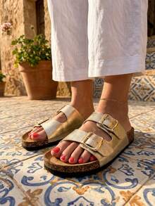 Chaussures Soraia, sandales plates confortables pour femmes avec double boucle réglable, semelle intérieure ergonomique et semelle extérieure en liège - Doré - Voir 2