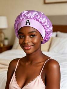 1 chiếc mũ ngủ bằng satin in 26 chữ cái, có dây thun rộng, mũ dưỡng tóc mềm mại dành cho nữ, thích hợp cho giấc ngủ ban đêm, du lịch, chăm sóc tóc tại salon và chăm sóc tóc hàng ngày. - Màu tím nhạt - Xem 2