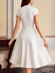 Vintage Elegant Women's Dress Twist Knot V-Neck Casual Work Holiday Party Long Dress Summer Dresses For Women Summer Holiday Outfits Spring Outfit Women Spring Dress Women Spring Clothing Spring Break Outfits Valentine's Day Dress Valentine Outfits For Women Valentine Dress Elegant Dresses For Party Elegant Party Dresses For Women Wedding Guest Dress For Women Wedding Party Dress Elegant Dresses For Women White Elegant Dress Tea Length Dress White Wedding Guest Dress Solid Color Dress White Dress For Valentine's Day Spring White Dress For Women Spring/Summer Fitted Mini Cap Sleeve Twist Hem Dress, - 白色 - 查看 2