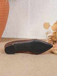 Sapatilhas Femininas de Bico Fino e Salto Grosso com Fivela de Metal, Novos Sapatos Lolita Versáteis e Confortáveis para Uso Externo, Saltos Altos Sexy com Fivela de Metal, Sapatos para Reuniões de Negócios Bronze, Design Fashionável Essencial para Mulheres Profissionais - Bronze - Visão 5