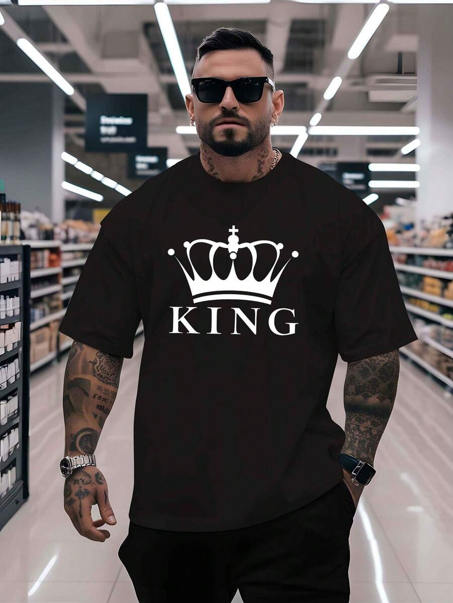 Camiseta de hombre, tops de verano: Camiseta extragrande con corona de rey y estampado KNG para hombre – Blanco y negro, top de verano informal de manga corta y cuello redondo, transpirable, corte holgado con logo de corona blanca para el tiempo libre, fiestas y eventos – Camiseta versátil con mensaje, camiseta de algodón de talla grande, conjunto de verano para hombre - Negro - Ver 1