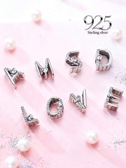 1 pièce Perle en argent 925 personnalisée avec 26 lettres, sertie de cubiques de zircone étincelants et d'un délicat décor en forme de cœur. Chaque perle de lettre est sertie de pierres de zircone brillantes et présente un charmant détail en forme de cœur, fabriqué en argent 925 de haute qualité, offrant une sensation lisse et luxueuse. Parfait pour personnaliser des bracelets à perles.