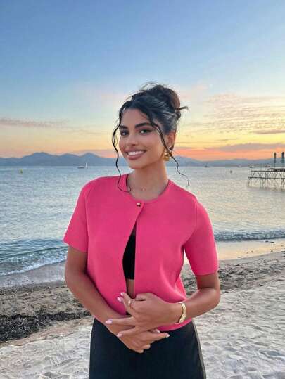 夏季新款女士粉色短袖圆领上衣，单扣设计，短款针织开衫外套，适合日常通勤、外出、海滩度假、海滩派对和毕业典礼等场合。