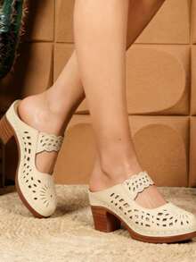 Retro-Style Openwork Chunky Heel Mules - Comfortable Slip-On Closed-Toe Chunky Heel Sandals For Women ✨ Retro Style Is Back! Exquisite Openwork Design, Breathable And Sophisticated. Chunky Heel + Platform Design Instantly Makes Legs Look Longer. Comfortable For Long Wear, Suitable For Daily Commutes/Dates. Mule Style, Super Convenient Slip-On, A Blessing For Lazy People! Multiple Colors Available: Classic Black, Soft Khaki, Retro Brown, Navy Blue, Covering Your Spring And Summer Outfits ✅ Versatile And Flattering ✅ High-Quality Feel ✅ Enhanced Comfort #Retrosandals #Mules #Chunkyheels #Springfashion #Womenssshoes #Everydayfashion - Màu Khaki - Xem 1