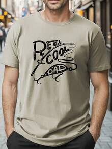 Camiseta de manga corta y cuello redondo para hombre de talla grande, con estampado de caña de pescar y la frase "REEL COOL DAD", estilo casual y elegante para actividades al aire libre en verano. - Negro - Ver 6