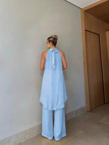 Conjunto feminino de duas peças, elegante, em cor sólida, com top curto torcido na frente e calça comprida, ideal para festas, férias, passeios e encontros na primavera/verão. - Azul - Ver 2