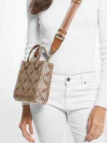 Michael Kors 迷你菱形提花菱格纹图案深灰色优雅十字绣设计斜挎包，奢华耐用实用时尚手提包，配有可调节肩带，宽敞的内部空间可容纳日常必需品 - 棕色 - 查看 2