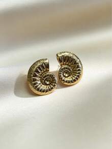 American Bohemian Vacation Style 3D Embossed Seashell Metal Earrings, Hypoallergenic Skin-Friendly Stainless Steel Base, Wear-Resistant And Scratch-Resistant, Suitable For Independence Day Beach Vacation, Outdoor Music Festival, Afternoon Tea, Daily Street Wear, Valentine's Day, Graduation Season Gift, Beach Travel Photography, Portrait Atmosphere Delicate Accessory, Back To School Season - Multicolor - View 2