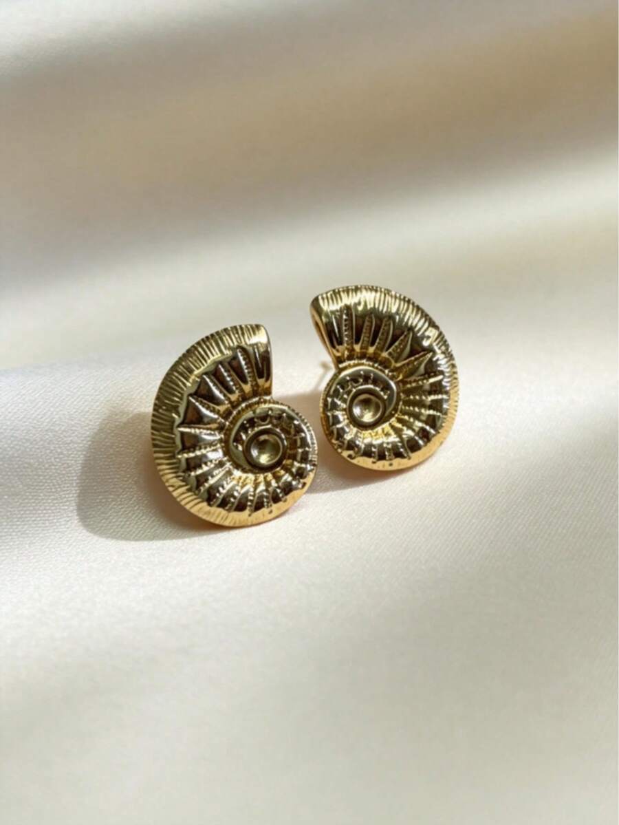 American Bohemian Vacation Style 3D Embossed Seashell Metal Earrings, Hypoallergenic Skin-Friendly Stainless Steel Base, Wear-Resistant And Scratch-Resistant, Suitable For Independence Day Beach Vacation, Outdoor Music Festival, Afternoon Tea, Daily Street Wear, Valentine's Day, Graduation Season Gift, Beach Travel Photography, Portrait Atmosphere Delicate Accessory, Back To School Season