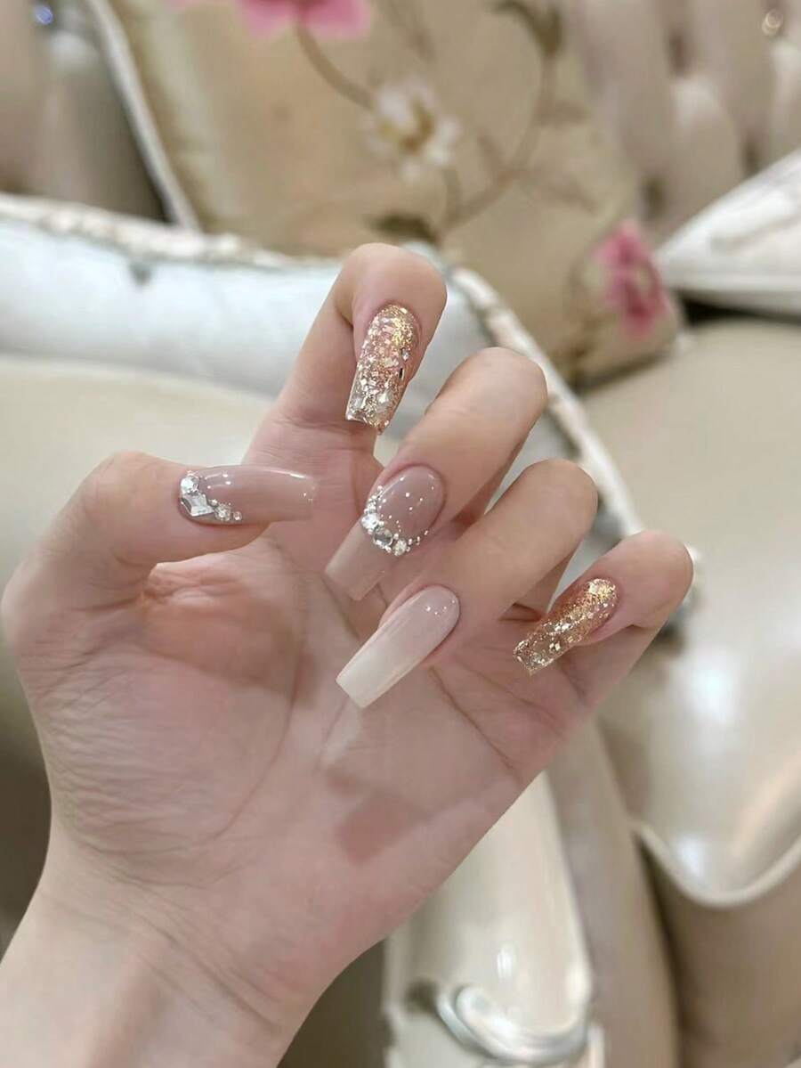 Bộ 24 móng giả dán hình chữ nhật/hình thang cỡ trung bình/Bộ móng giả cao cấp nổi bật, lấy cảm hứng từ móng tay hình thang dài, có màu trong suốt và nâu nhạt, kết hợp với các mảnh kim cương vàng, đá rhinestone hình dạng lớn và hiệu ứng chuyển màu trắng sữa, mang đến phong cách lộng lẫy, sang trọng, hoàn hảo cho không gian cưới hỏi và tiệc tùng xa hoa, là phong cách bắt mắt đầy ấn tượng cho những dịp trang trọng. - Nhiều màu - Xem 1