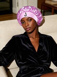 1 chiếc mũ ngủ bằng satin in 26 chữ cái, có dây thun rộng, mũ dưỡng tóc mềm mại dành cho nữ, thích hợp cho giấc ngủ ban đêm, du lịch, chăm sóc tóc tại salon và chăm sóc tóc hàng ngày. - Màu tím nhạt - Xem 4