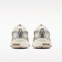 Nike 耐克女士 AIR MAX MOTO 2K 休闲运动鞋，低帮 HQ2056-108 - 銀色 - 查看 4