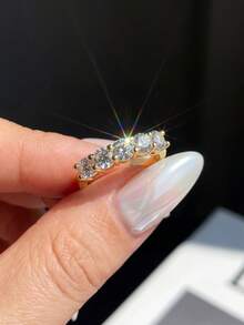 1 chiếc nhẫn bạc 925 đính 5 viên kim cương Moissanite tròn màu D (0.3ct) hoặc 7 viên kim cương Moissanite tròn màu D (0.1ct), thích hợp làm quà tặng đính hôn, cưới, quà sinh nhật/kỷ niệm cho vợ/bạn gái hoặc trang sức cô dâu. - Vàng - Xem 7
