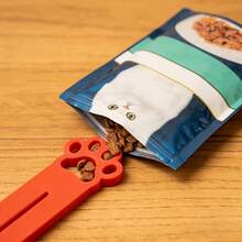 Dụng cụ ép thức ăn cho mèo - Giúp ép thức ăn hiệu quả bên trong túi, thiết kế mở giúp tránh lãng phí. Được thiết kế dành cho người nuôi mèo, dễ sử dụng. Dụng cụ này phù hợp với nhiều loại túi đựng thức ăn, dễ vệ sinh và đảm bảo vệ sinh. - màu ngẫu nhiên - Xem 2