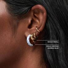 Earrings For Women - Hypoallergenic Water-Resistant Tarnish-Free Chunky Earrings For Women - 14K Gold Plated & Silver Rhodium Plated Hoops - Small, Medium & Large Size - 大理石藍-中等 - 查看 6