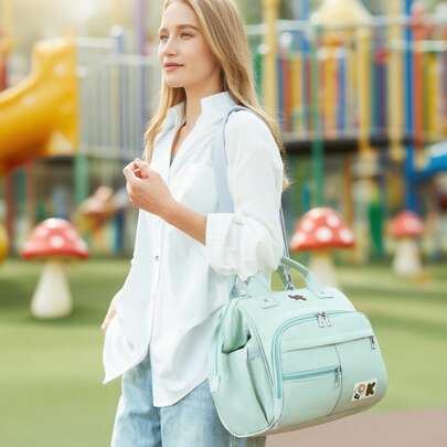 1个全新高品质轻便妈妈包，单肩/双肩包，带独立奶瓶隔层和方便的纸巾袋，适合外出使用