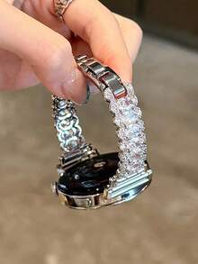 这款花卉锆石金属表带兼容 Galaxy Watch 7/6/5/4（40mm、44mm、47mm、46mm、41mm）、Galaxy Watch 5 Pro（45mm）、Galaxy Active 2、Galaxy Watch 3（18/20/22mm）以及 HW Watch 5/4/3/2/1 和 GT5/4/3/2，并支持 HW Watch Fit3/Fit4 和 HW Band 8/9/10 NFC。 - 銀色 - 查看 3