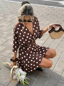 女士V领插肩袖系带裹身连衣裙，荷叶边下摆，浪漫波点七分袖，咖啡棕色短款连衣裙，优雅法式风格，适合通勤、休闲、海滩、度假、下午茶、春夏穿着。 - 咖啡棕 - 查看 5