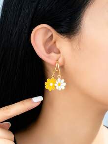 1 Pair Minimalist Multi-Color Small Daisy Flower Hoop Earrings, Personalized Simplistic Style Earrings For Girl, Fresh And Literary - Multicolor - View 1