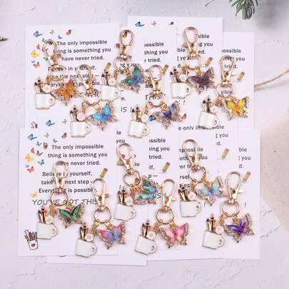 Bộ 12 món quà lãng mạn và thanh lịch gồm giá đựng bút và móc khóa hình bướm, quà tặng ý nghĩa mang lại cảm giác ấm áp. Thích hợp cho lễ tốt nghiệp, tựu trường, sinh nhật, trang trí tiệc, quà kỷ niệm, món quà động viên và tình bạn hoàn hảo dành cho bạn bè, người thân và bạn học.