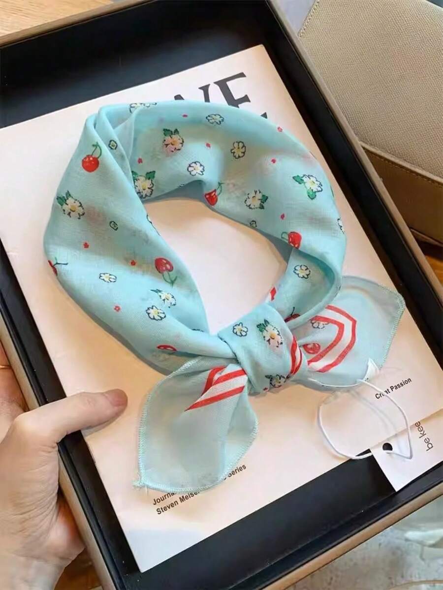 60厘米薄荷绿碎花真丝围巾，女士春秋新款配饰，优雅百搭轻盈领巾，配饰，节日