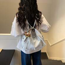Nouveau sac à main populaire pour femmes, sac à bandoulière polyvalent et minimaliste de style mode, matériau confortable en texture PU de couleur unie avec fermeture éclair, sangle d'épaule longue et réglable, sac fourre-tout spacieux et multifonctionnel avec pendentif - Bleu azur - Voir 7