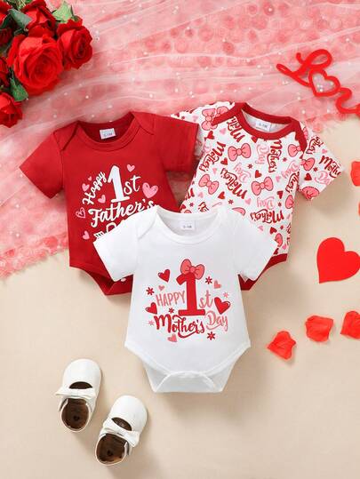 Bộ áo liền quần 3 món với dòng chữ "Ngày của Mẹ đầu tiên, Ngày của Cha đầu tiên của tôi", chất liệu vải thoải mái, phù hợp cho các hoạt động thể thao ngoài trời mùa xuân/hè và trang phục thường ngày, thích hợp làm quà tặng ngày lễ.
