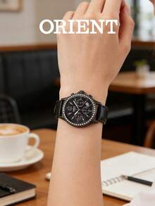 Orient Đồng hồ nữ, với vỏ màu đen tuyền và viền đính kim cương, mặt số chronograph ba kim kết hợp giữa vẻ ngoài và chức năng. Dây đeo bằng da thể hiện phong cách độc đáo. Chiếc đồng hồ đeo tay đa chức năng dành cho nữ này được trang bị bộ máy thạch anh chính xác, đảm bảo độ chính xác thời gian ổn định. - màu đen - Xem 3