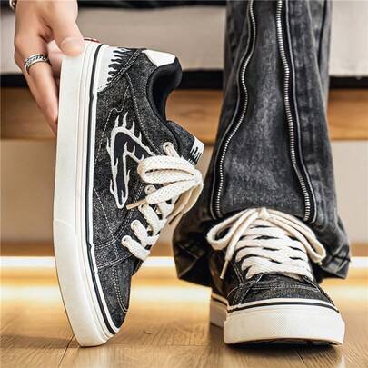 Giày thể thao nam buộc dây đế vulcanized, phối màu tương phản bất đối xứng, thời trang và đa năng, phù hợp cho học sinh, đi bộ đường dài, chạy bộ, du lịch, cắm trại, thích hợp cho mọi mùa, nhẹ và bền.