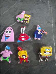 SpongeBob SquarePants Bộ trang trí tiệc sinh nhật chủ đề SquarePants gồm 6/12/24 món, họa tiết dễ thương, hình dáng độc đáo, hình chiếc giày phát sáng trong bóng tối, thích hợp cho túi đi biển, guốc, dép xăng đan. Được làm từ chất liệu PVC, có thể dùng làm vật trang trí giày, mặt dây chuyền giày, quà tặng sinh nhật, Giáng sinh, Ngày lễ tình nhân, Halloween. Có thể dùng làm mặt dây chuyền cho guốc gỗ rỗng, guốc gỗ rỗng, phụ kiện guốc gỗ rỗng. Các kiểu trang trí giày bằng cao su mềm ngẫu nhiên, thích hợp làm quà tặng sinh nhật, quà tặng ngày lễ, quà nhét túi quà và quà nhét tất Giáng sinh. - Nhiều màu - Xem 11
