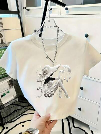 Áo thun nữ tay ngắn màu trắng thời trang, được làm từ chất liệu polyester co giãn cao cấp, thiết kế cổ tròn với họa tiết ngọc trai duyên dáng, phù hợp cho mặc thường ngày, công sở và sinh hoạt hàng ngày.