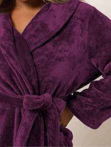 一件时尚加厚法兰绒浴袍，带口袋、系带腰带和翻领，柔软舒适，适合大码女性作为睡衣和家居服穿着。 - 深紫色 - 查看 3