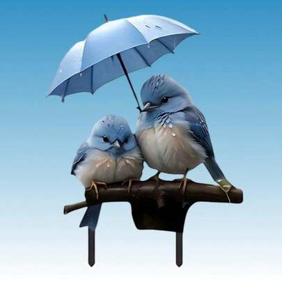 这款亚克力材质的伞下蓝鸟相拥摆件，象征着陪伴与守护，传递着逆境中互相扶持的珍贵情谊；浅蓝色调和伞的元素也象征着温柔的庇护和希望。它能为温馨的家增添一份治愈而诗意的氛围，也非常适合摆放在花园、阳台等户外场所。