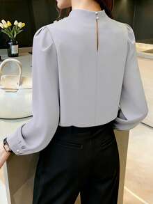 Camisa casual de mujer para ir al trabajo con cuello alto, diseño plisado y mangas princesa, para primavera/otoño - Gris Claro - Ver 2