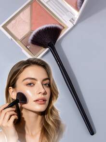1pc Fan-Shaped Highlighter Brush, Soft Bristles Multi-Purpose Face Makeup Brush For Contouring, Blush, Powder - Black - View 4