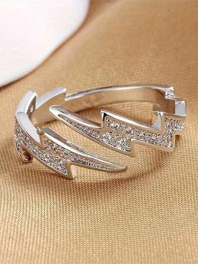 1枚迷人的立方氧化锆石戒指，适合女性佩戴，是婚礼、订婚、周年纪念派对、情人节礼物的理想之选。